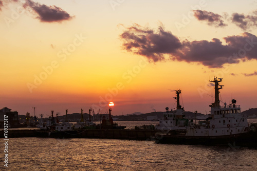 港に沈む夕日