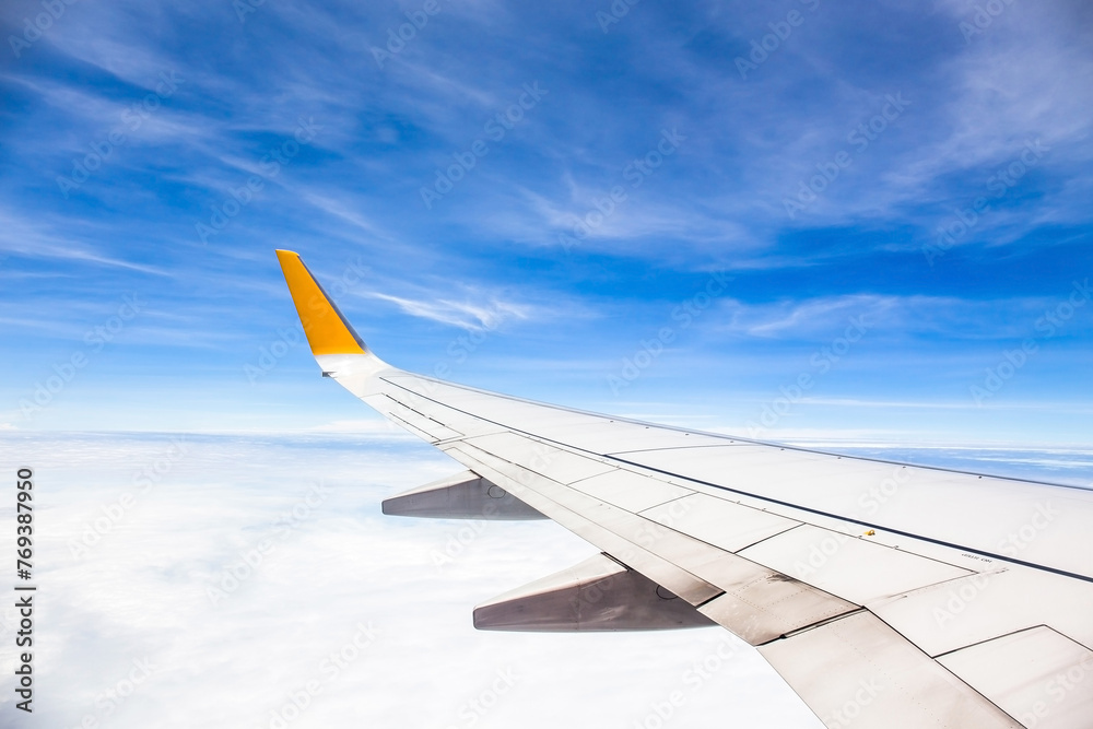 Obraz premium Wing of an airplane flying above the ocean. Photo applied to tourism operators. picture for add text message or frame website. Traveling concept