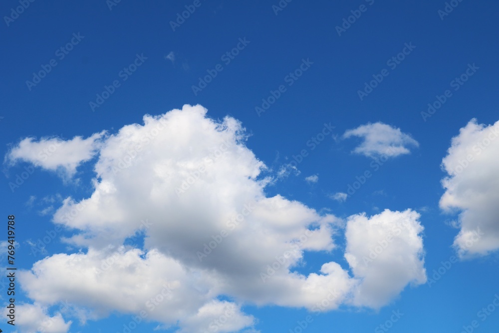 爽やかな青空と白い雲　春の日