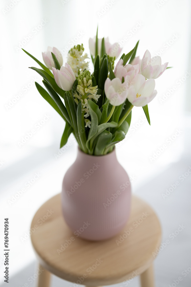 Weiße Tulpen mit rosa, in einer rosa Vase