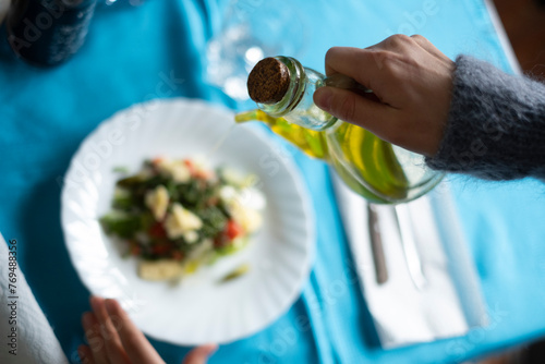 Foto Aliño ensalada, aceite de oliva. Mesa parada