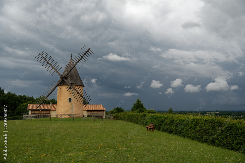 Moulins dans la campagne avec ciel très nuageux et orage. Moulins dans la campagne avec ciel très nuageux et orage.