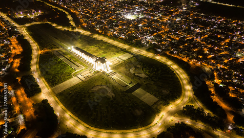 Vista aérea nocturna del Faro a Colón, Santo Domingo, República Dominicana.