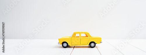 modello in scala giocattolo di automobile tipo berlina