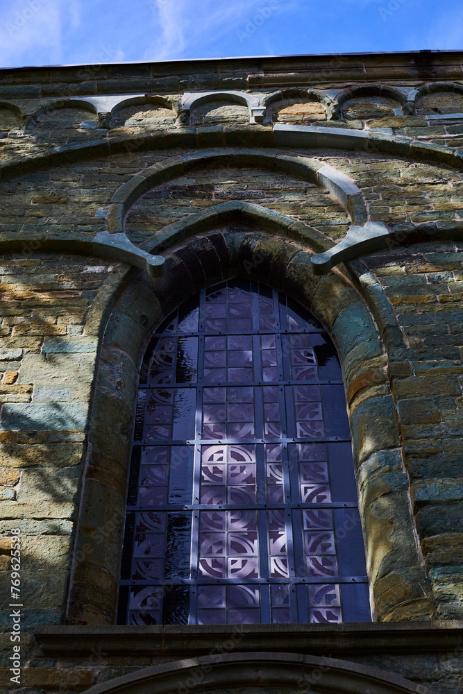 Ein Kirchenfenster der Hohnekirche im Sonnenlicht, Soest, Kreis Soest, NRW, Deutschland