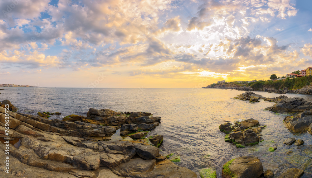 Obraz premium morning scenery with rocky cost of bulgaria black sea near sozopol. fluffy clouds on the sky. relax and leisure concept