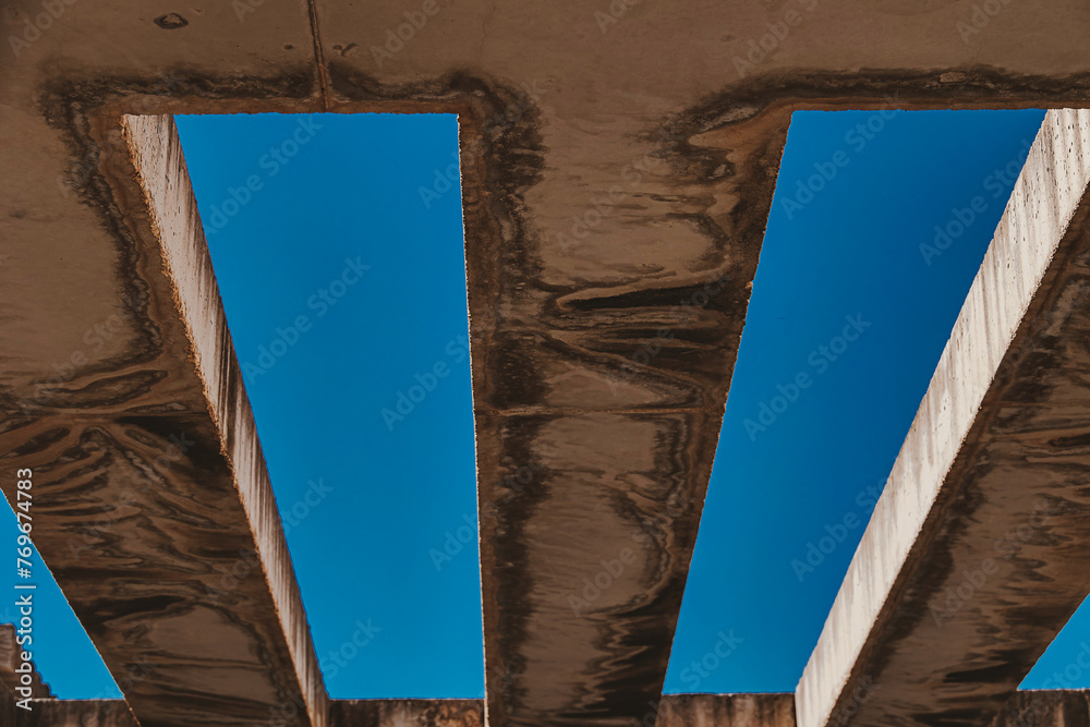 background with concrete beams against the blue sky - obrazy, fototapety, plakaty 
