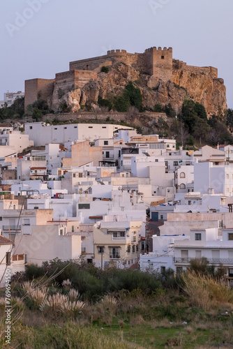 Casas y castillo en el pueblo de Salobreña en la costa de Granada, Andalucía, España