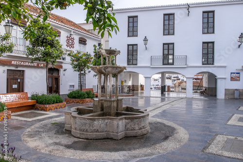 Fuente y antigua plaza del Ayuntamiento en el pueblo de Salobreña, en la provincia de Granada, Andalucía, España

 photo