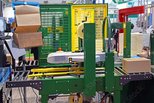 Cardboard Boxes Sealing and Packing Machine Conveyor