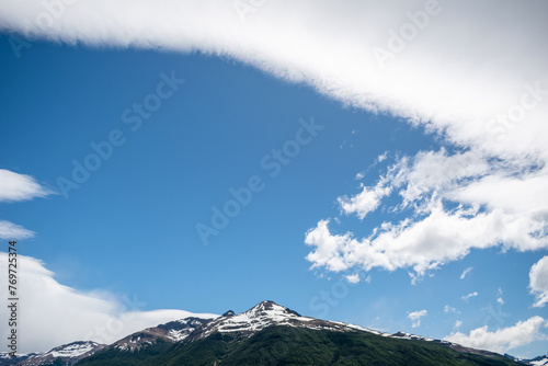 Fondo de Pantalla para celulares. Montaña Patagónica y cielo azul con formaciones bellas de nubes photo