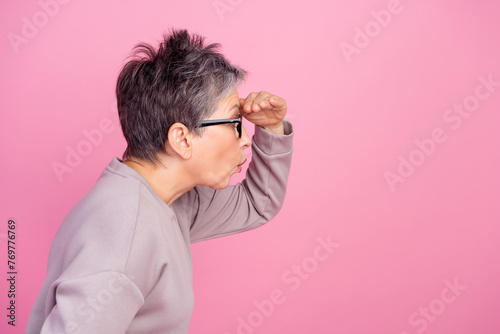 Foto Side profile photo of excited business woman looking far away distant touch fore