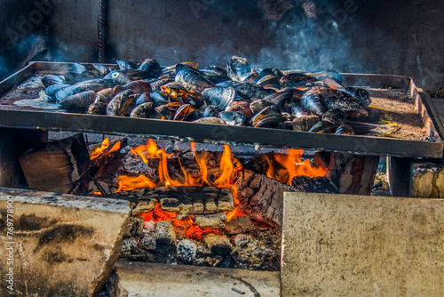 Sea mussels are fried on a fire