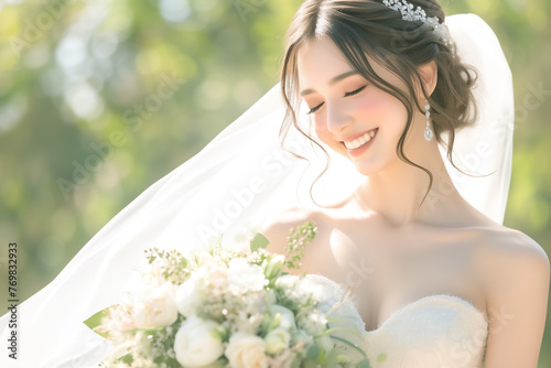 ブーケを持つウェディングドレス姿の笑顔の花嫁