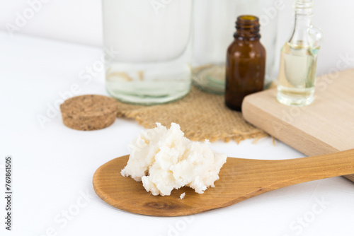 unrefined shea butter, rich in healthy ingredients, good for the skin