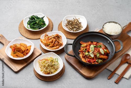 Korean food, red, crab, tempura, marinade, marinade, soy sauce, soup, steamed squid, stir-fried, braised tofu, pork, kimchi, stew, soybean paste, side dish, bean sprouts, anchovies, spinach