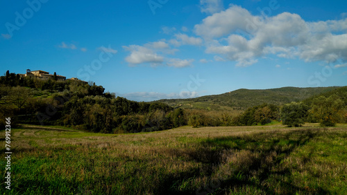 Panorama collinare della Val d'Orcia lungo il percorso ciclistico dell'Eroica. Provincia di Siena. Toscana , Italia 