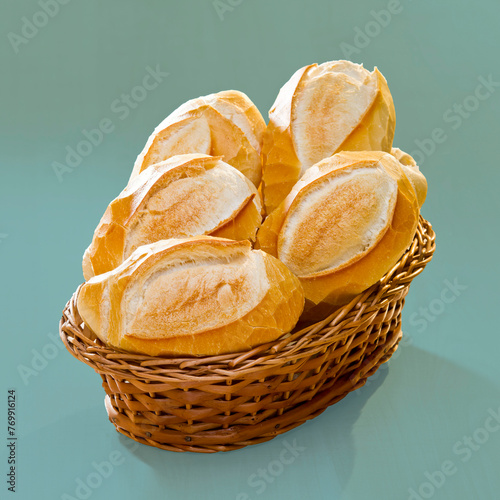 Pão Francês em cesta  e fundo colorido