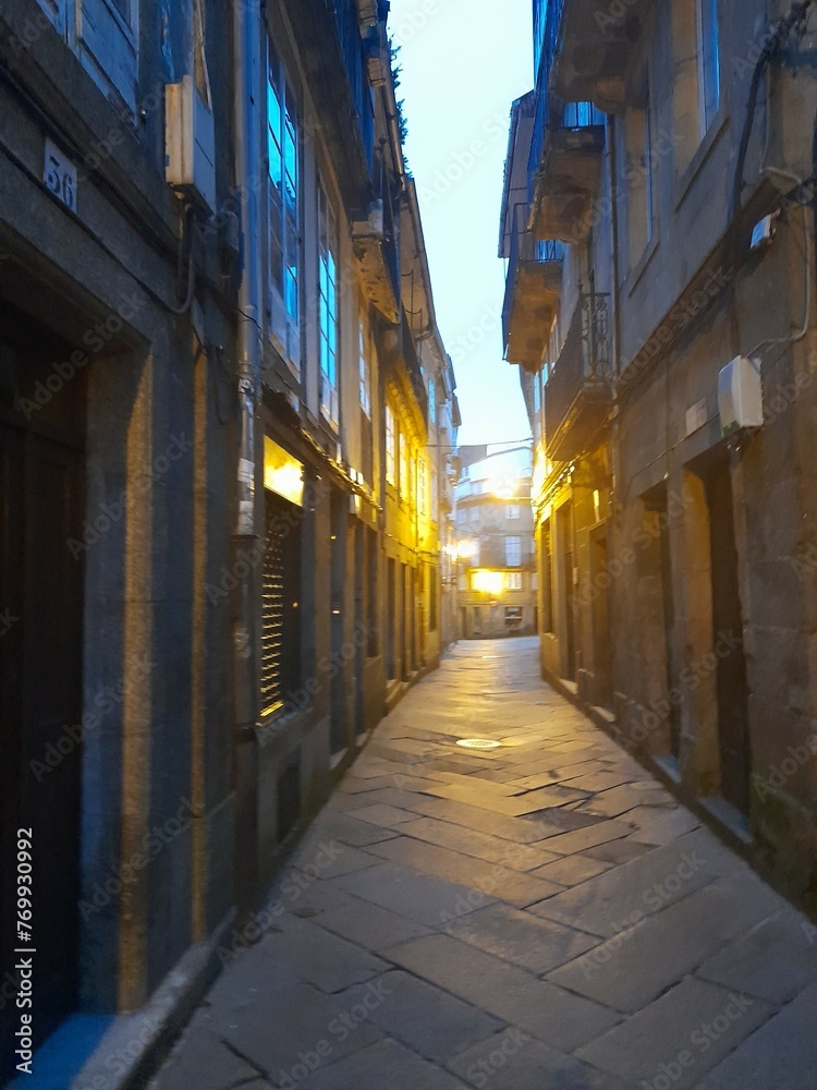 Panorámica nocturna de una calle de la zona monumental de Santiago de Compostela, Galicia