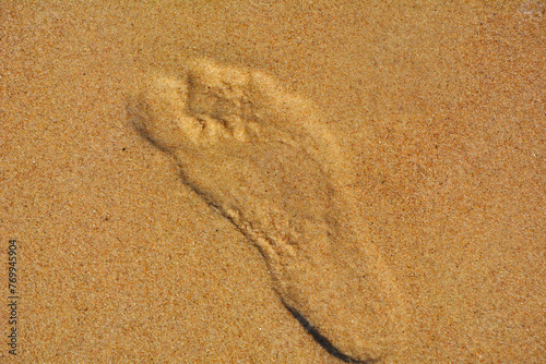 odcisk stopy na piasku, footprints in the sand, foot imprint in sand on the beach in summer  © kateej