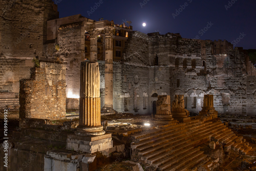 Fototapeta premium Roman Forum in Rome, Italy at night.