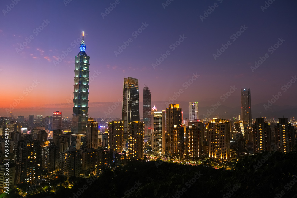 Fototapeta premium 台湾 台北市 象山、展望台(煙火平台)から見る台北の日没