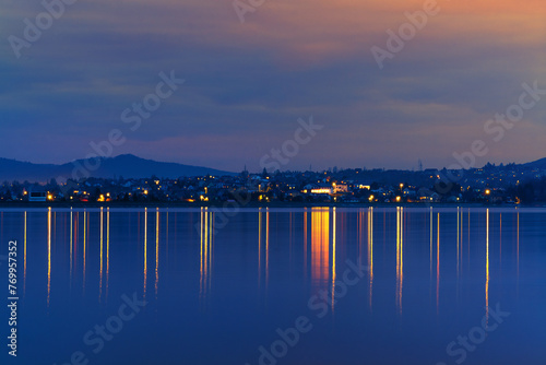 Jezioro Żywieckie po zachodzie słońca © charlottemelanie