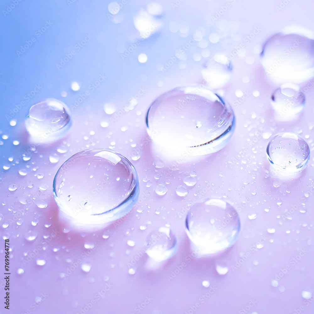 Glass balls with water drops in a light purple blue shade with reflecting sun rays. Szklane kulki z kroplami wody w jasnym fioletowo błękitnym odcieniu z odbijającymi promieniami słońca. 