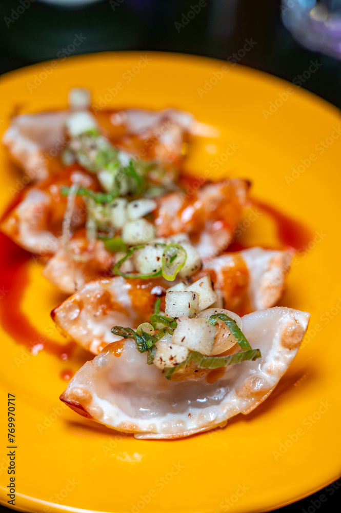 Φωτογραφία Tasty asian food, homemade deep fried chicken gyoza dumplings close up in Japane