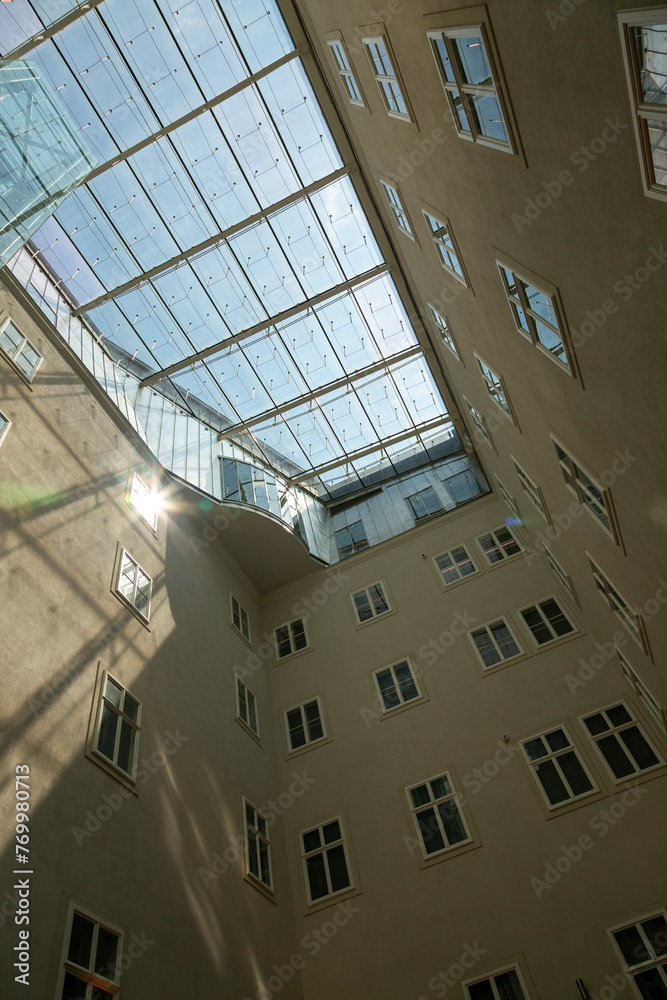 Obraz premium Multi-storey house with a glass roof