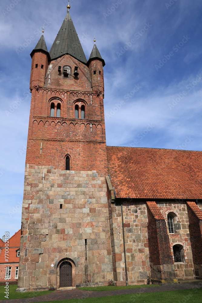Historische Kirche im Zentrum der Stadt Westerstede in Niedersachsen