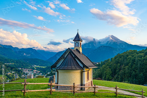 Kirchleitn Kapelle in Berchtesgaden mit Bergpanorama und dem Watzmannim Hintergrund photo