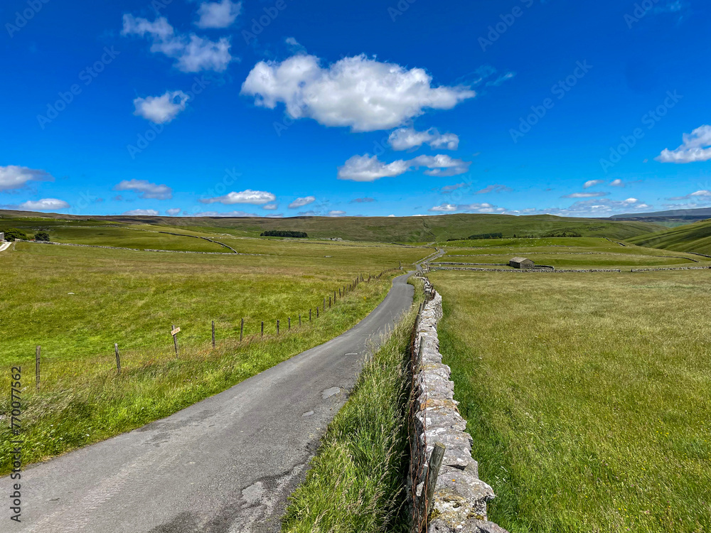 Φωτογραφία View of narrow asphalt country road leading through scenic Yorkshire countryside