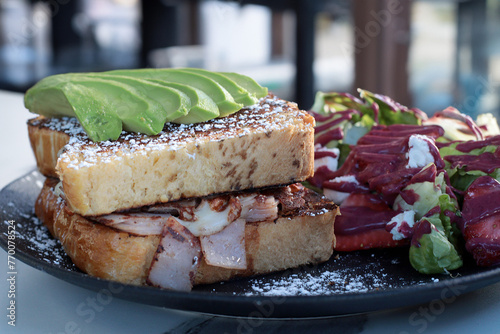 Sandwich de pollo, tocino y queso acompañado de ensalada con aguacate en revenadas photo