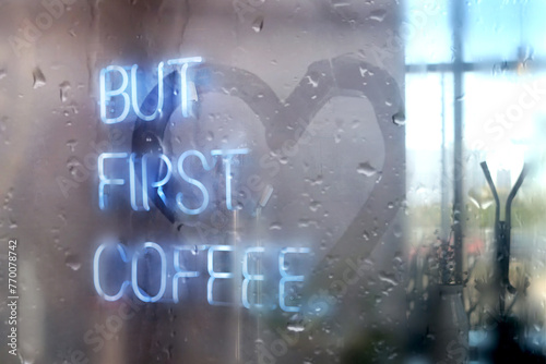 Fondo con letrero que dice pero primero café a través de una ventana con gotas de lluvia y una figura de corazón photo