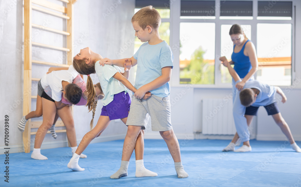 Obraz premium Children are focusing on their hand grip techniques to develop better control and power