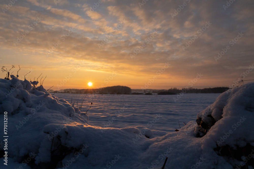 Zimowy krajobraz zachód słońca