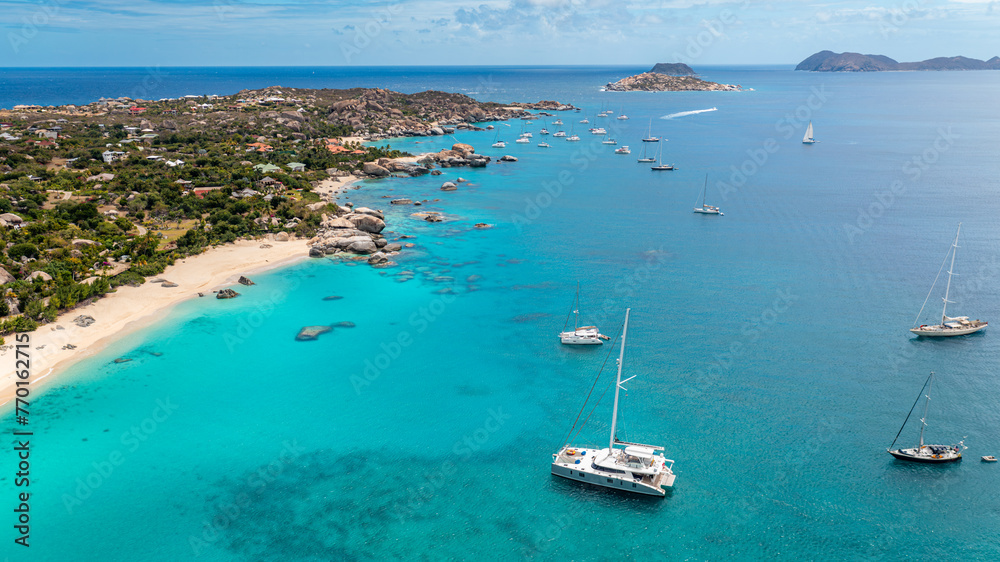 Obraz premium A tranquil tropical cove serves as an anchorage for various boats