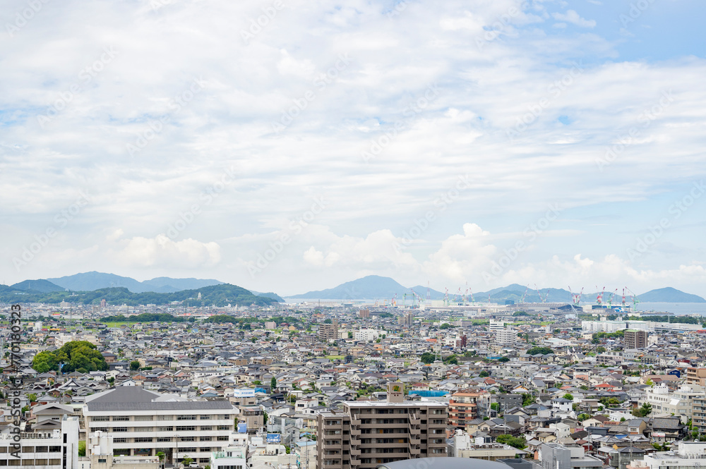 香川県丸亀市の市街地の風景