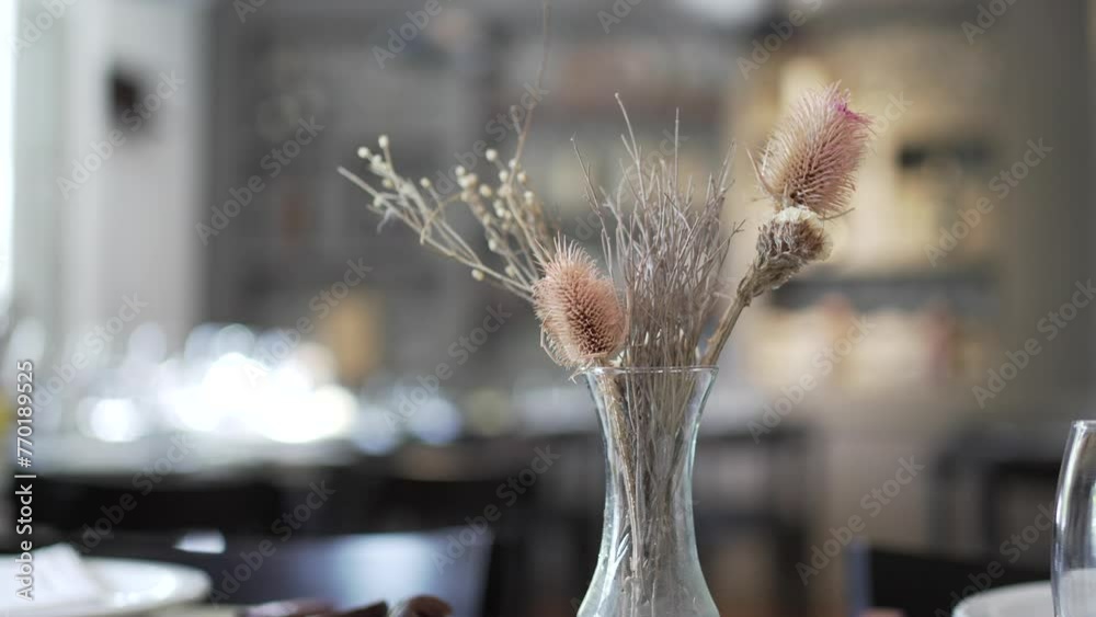 Florero de vidrio con flores secas