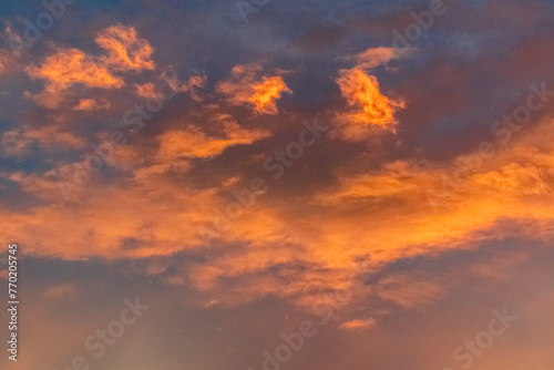 Atardecer con nubes naranjas © JosephUriel