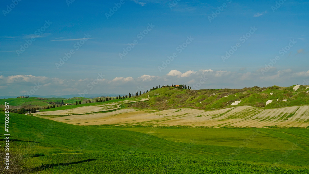  Panorama collinare della Val d'Orcia lungo il percorso ciclistico dell'Eroica. Provincia di Siena. Toscana , Italia