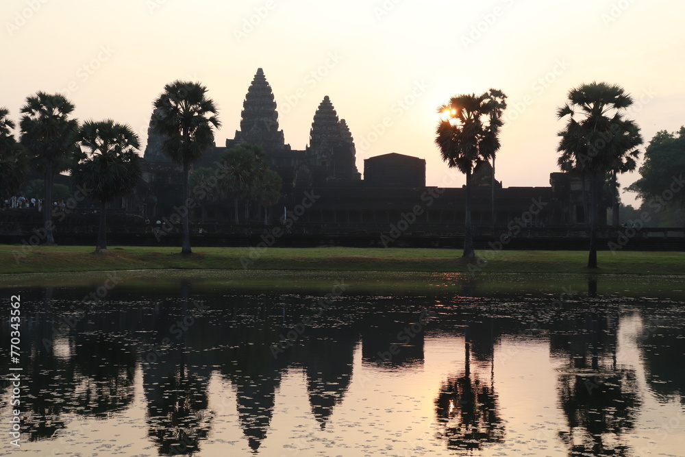 Fototapeta premium Sunrise in Angkor Wat.