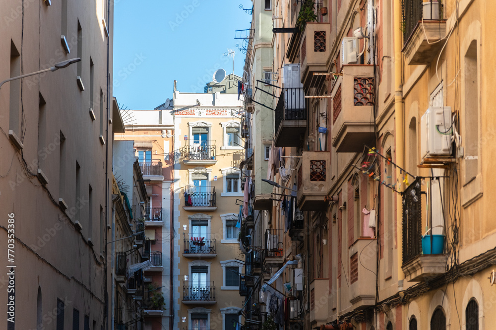 Straße und alte Häuser in Barcelonata, ein altes Viertel am Hafen von Barcelona, Spanien
