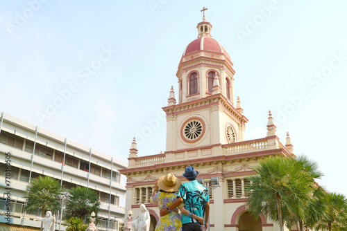 Canvas Print Couple Admiring Santa Cruz Catholic Church, an Impressive Historical Landmark on