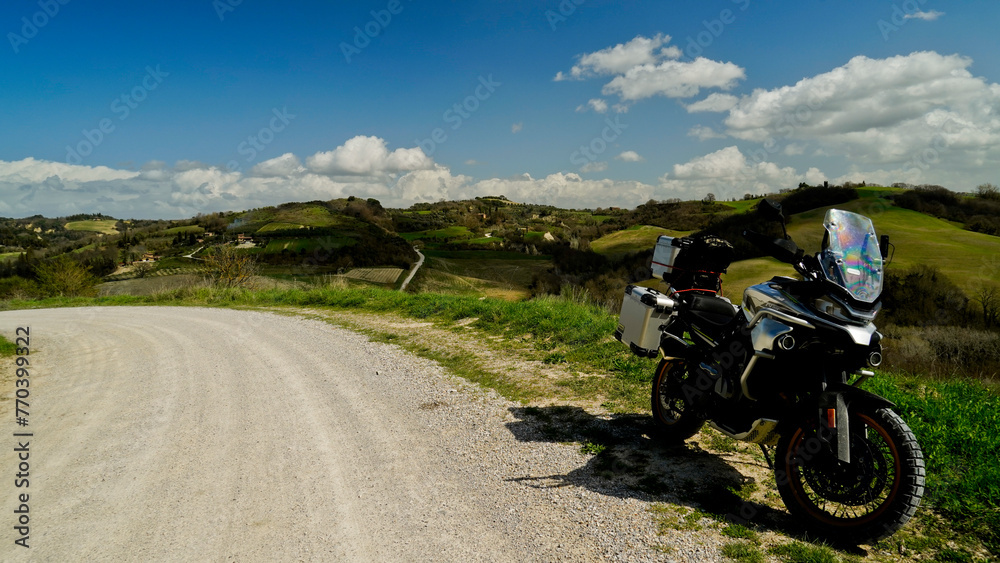 Panorama collinare della Val d'Orcia lungo il percorso ciclistico dell'Eroica. Provincia di Siena. Toscana , Italia