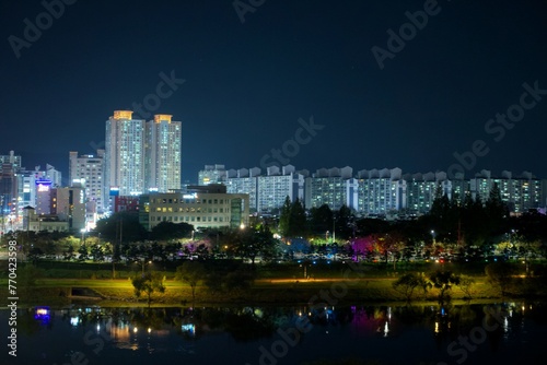 night view of the city © 성문 천