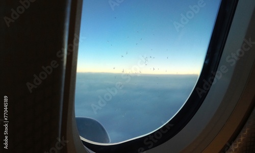 비행기에서 바라본 바깥 풍경과 얼음 결정체