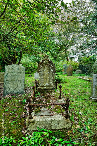 Alter Grabstein mit einer Einfriedung auf einem Friedhof in Cornwall