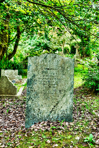 Alter Grabstein auf einem alten Friedhof in Cornwall